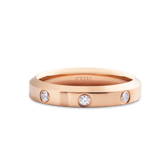 ダニエルウェリントン Classic Lumine Ring Rose Goldの正面クローズアップ。光沢のあるローズゴールドのバンドに3つのクリスタルが輝き、内側にはブランドロゴの刻印が施されています。