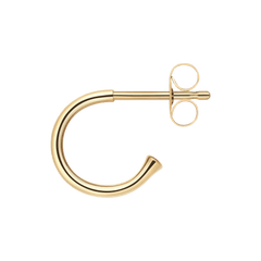 ダニエルウェリントンのCharms Earrings Goldをクローズアップ。光沢のあるゴールドのC字フープと、バタフライ式の留め具が白背景に映えるディテールです。