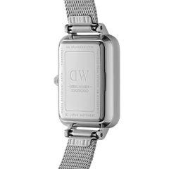 Quadro Roman Numerals Sterlingの裏蓋をクローズアップで捉えた画像です。ポリッシュ仕上げのステンレススチールケースの裏面には、Daniel Wellingtonのロゴやシリアルナンバー、3ATM防水表記が刻印されています。また、メッシュストラップとの接続部分であるラグの構造もご確認いただけます。