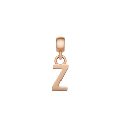 Daniel WellingtonのLetter Charm Rose Goldは、アルファベットの「Z」をモチーフにしたイニシャルチャームです。斜めのラインが上下の水平ラインをつなぐ幾何学的なフォルムに、温かみのあるローズゴールドのポリッシュ加工が映えます。