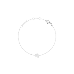 ダニエルウェリントンのCrystal Zodiac Chain Bracelet Silverです。乙女座のシンボルをキュービックジルコニアであしらったペンダントが、繊細なシルバーチェーンの中央に配置されています。アジャスター付きのロブスタークラスプも搭載しています。