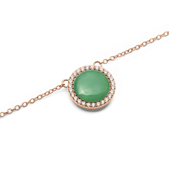 Audrey Necklace Jade Rose Goldのペンダント部分をクローズアップした写真です。ドーム型の翡翠が放つなめらかな光沢と、その周囲を一周するホワイトキュービックジルコニアの繊細な輝き、そしてローズゴールドのチェーンの細部までご確認いただけます。