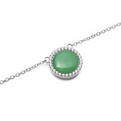 Audrey Necklace Jade Silverのペンダント部分をクローズアップした写真です。穏やかなグリーンのドーム型翡翠を、ホワイトキュービックジルコニアが一周取り囲むようにセッティングされています。シルバーチェーンとの繊細なバランスもご確認いただけます。