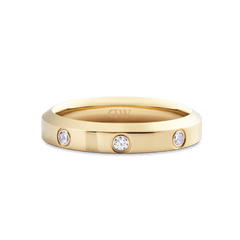 Classic Lumine Ring Gold 4 mmを斜め上から撮影したクローズアップ画像です。フラットなゴールドバンドに3つのキュービックジルコニアが埋め込まれ、リングの内側にはDaniel Wellingtonのロゴが刻印されています。