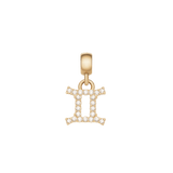 ふたご座のCrystal Zodiac Charm Goldは、二本の柱を上下に結ぶジェミニのシンボルに沿って、キュービックジルコニアが均等に配置されたデザインです。ゴールドのベイルと相まって、上品な輝きを放ちます。
