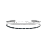 ダニエルウェリントン Classic Braceletのシルバーカフと、ダークグレーのクリスタルが並ぶTennis Bracelet Nightfallを重ね付けした様子を正面から撮影した商品写真です。ポリッシュ仕上げのカフにはブランド名が刻印され、その下に細身のテニスブレスレットが二重のラインを描いています。