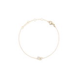 白背景に広げた蟹座モデルのCrystal Zodiac Chain Bracelet Goldです。細いゴールドチェーンの手前には、クリスタルで形作られた蟹座のモチーフがあしらわれています。奥側にはブランド刻印プレートやアジャスターリング、ロブスタークラスプが確認できます。