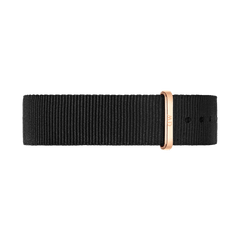 Daniel Wellington Cornwall Strapのバックル部分を拡大した画像です。ブラックのNATOベルトの穴部分と、角を丸く仕上げたローズゴールドのキーパーが確認でき、滑らかな金具の質感が際立っています。