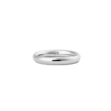 Daniel WellingtonのArch Ring Silverは、3.5mm幅のポリッシュ仕上げシルバーリングです。ゆるやかなアーチ型の断面が光を美しく反射し、内側にはDaniel Wellingtonのロゴが刻印されています。
