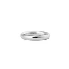 Daniel WellingtonのArch Ring Silverは、3.5mm幅のポリッシュ仕上げシルバーリングです。ゆるやかなアーチ型の断面が光を美しく反射し、内側にはDaniel Wellingtonのロゴが刻印されています。