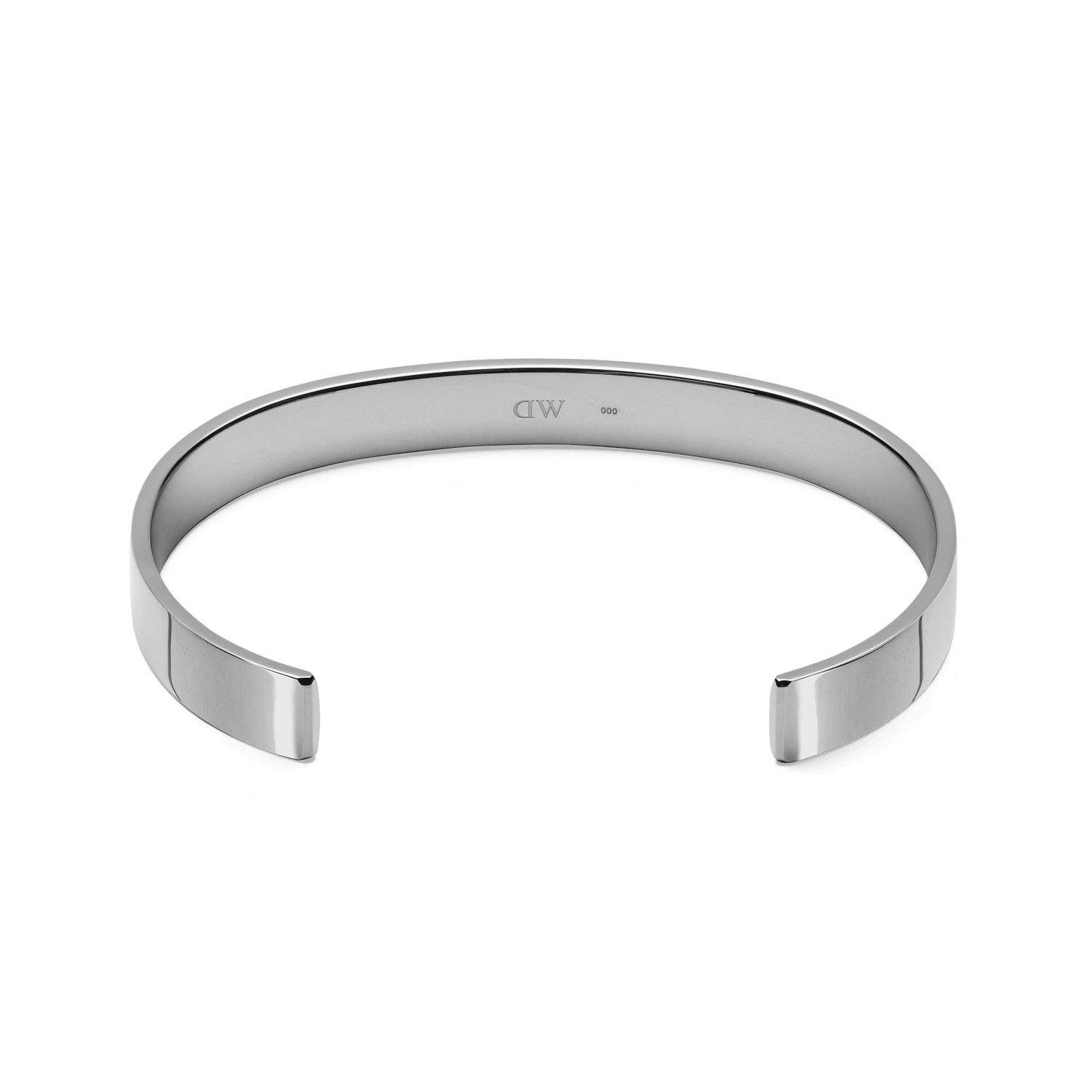 ダニエルウェリントン Line Cuff Polished Silverの内側を捉えたアングルの商品画像です。カフの内面にはブランドロゴの刻印が施され、オープンカフの開口部やエッジの丁寧な仕上げが伝わる一枚となっています。