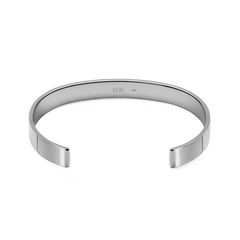 ダニエルウェリントン Line Cuff Polished Silverの内側を捉えたアングルの商品画像です。カフの内面にはブランドロゴの刻印が施され、オープンカフの開口部やエッジの丁寧な仕上げが伝わる一枚となっています。