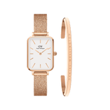Daniel WellingtonのQuadro Pressed Melrose ローズゴールド メッシュストラップ付きスクエア腕時計と、ブランドロゴを刻印したClassic Bracelet ローズゴールドの2点セットです。ホワイトダイヤルにバーインデックスをあしらった腕時計と、細身のオープンカフブレスレットが統一感のあるコーディネートを叶えます。
