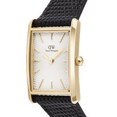 Bound Black Lizard Guilloché Goldの文字盤とケースを斜めからとらえたクローズアップ画像です。ギョーシェ彫りによる波紋のような陰影と、ゴールドのバーインデックス、そしてリザード型押しレザーストラップの細やかな鱗模様が際立ちます。