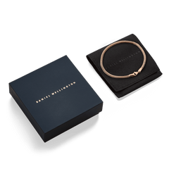 Tide Mesh Bracelet Melrose 2.8のギフトパッケージです。ネイビーカラーのブランドボックスと、ブラックのロゴ入りポーチに、ローズゴールドのメッシュブレスレットが添えられており、贈り物にぴったりの仕様となっています。