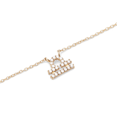天秤座のシンボルをクリスタルで表現した「Crystal Zodiac Chain Necklace Gold」のクローズアップ画像です。爪留めされた透明感のあるクリスタルと、ゴールドの細やかなチェーンが白い背景に映えます。