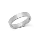 Daniel Wellington Line Ring Brushed Silverの単体画像です。ブラッシュド加工による落ち着いたマット感と、4.5mm幅のフラットバンドの直線的なエッジが特徴です。内側にはロゴの刻印が施されています。