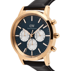 Iconic Chronograph Sheffield Arctic Pandaのダイヤルをクローズアップした画像です。深みのあるアークティックブルーの文字盤に、CDパターンをあしらったホワイトのサブダイヤルが映え、ローズゴールドのインデックスや針、サイドのプッシャー、リューズの仕上げまで確認できます。