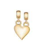 Daniel WellingtonのBroken Heart Charm Goldを2ピース組み合わせた状態です。ポリッシュ仕上げのゴールドカラーが上品な光沢を放ち、それぞれのピースにはチェーン用コネクターが付いたハート型チャームです。