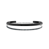 ダニエルウェリントンのClassic Bracelet Blackのマットなカフと、ダークグレーのクリスタルが一列に並ぶTennis Bracelet Nightfall Silverを重ね付けした正面からの商品画像です。ブラックとシルバーのコントラストが美しい2本セットのブレスレットです。