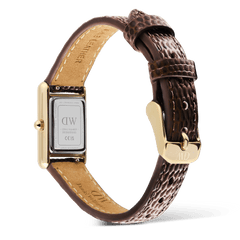 Bound Mini Dark Brown Lizard Goldの裏面をご覧いただけます。ケースバックの刻印やシリアルナンバー、ストラップ裏側のナチュラルレザーのステッチ、そしてDWロゴが入ったゴールドピンバックルの仕上がりを確認いただけます。
