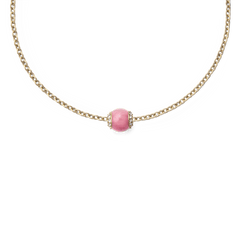 ゴールドチェーンに通したRhodonite Crystal Orb Gold Charmのスタイリング例です。ピンクのロードナイトオーブとクリスタルのリングディテールが、首元にさりげない華やかさを演出します。