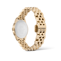 Ophelia Mini Goldを裏蓋側から見たカットで、Daniel Wellingtonのロゴが刻印されたケースバックと、ゴールドのビーンリンクブレスレットの精巧なリンク構造、バタフライバックルの収まり具合をご確認いただけます。
