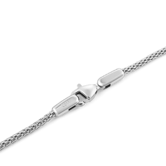 Tide Mesh Bracelet Sterling 1.8のロブスタークラスプ部分をクローズアップした画像です。フラットに閉じる留め具にはDaniel Wellingtonのロゴが刻印されており、1.8mmのシルバーメッシュチェーンの細やかな編み込みが確認できます。
