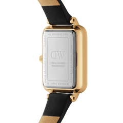 Quadro Roman Numerals Sheffield Goldの裏蓋側を撮影した画像です。ステンレススチール製の裏蓋にはDaniel Wellingtonのロゴやシリアルナンバーが刻印されており、ゴールドケースとブラックレザーストラップの接続部分の仕上げもご確認いただけます。