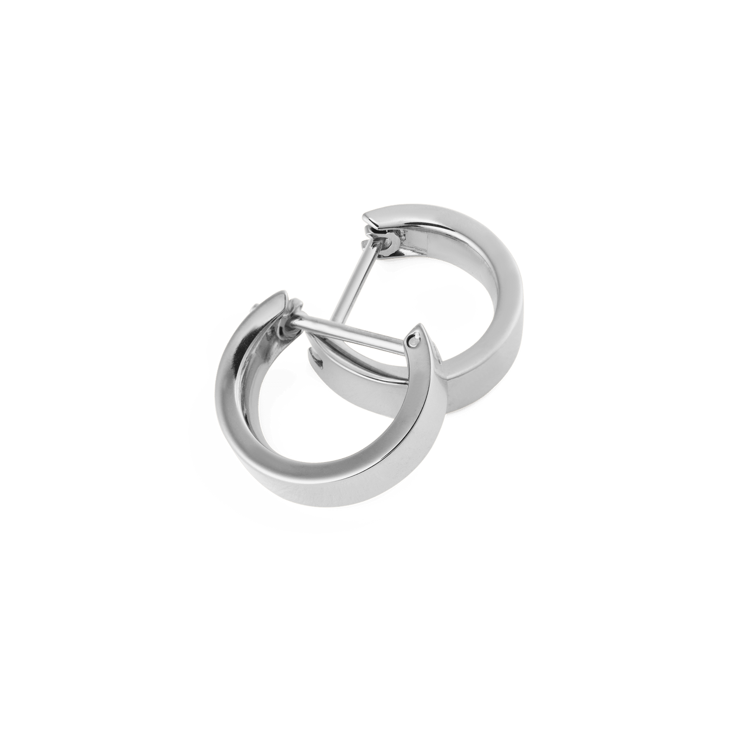 Daniel WellingtonのLine Earrings ポリッシュシルバー（3.5mm）を斜め上から撮影したクローズアップ画像です。重なり合う2つのミニフープが光を反射して輝き、フラットで幅広のデザインとラッチバック式の留め具が確認できます。