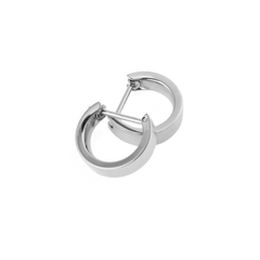 Daniel WellingtonのLine Earrings ポリッシュシルバー（3.5mm）を斜め上から撮影したクローズアップ画像です。重なり合う2つのミニフープが光を反射して輝き、フラットで幅広のデザインとラッチバック式の留め具が確認できます。