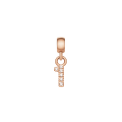 ローズゴールドのCrystal Number Charm Rose Goldは、数字の「1」をモチーフにしたデザインです。縦のラインに沿ってキュービックジルコニアが等間隔に配置され、シンプルなフォルムながらも上品な輝きを放ちます。