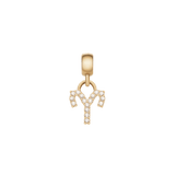 おひつじ座のCrystal Zodiac Charm Gold。牡羊の角をモチーフにしたアリエスのシンボルに沿ってキュービックジルコニアが輝き、ゴールドのベイルから繊細に揺れるチャームです。