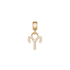 おひつじ座のCrystal Zodiac Charm Gold。牡羊の角をモチーフにしたアリエスのシンボルに沿ってキュービックジルコニアが輝き、ゴールドのベイルから繊細に揺れるチャームです。