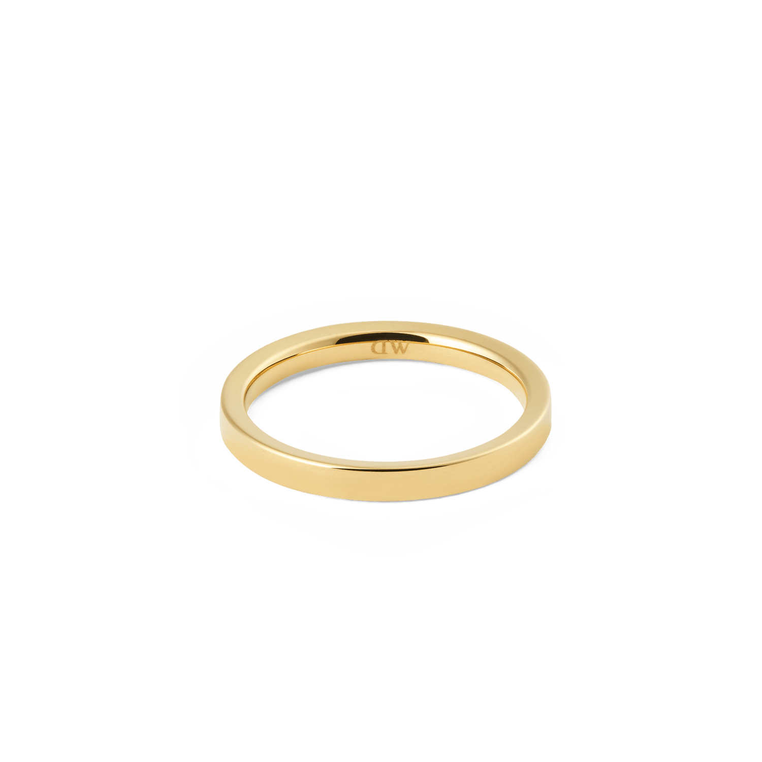 白背景に置かれたLine Ring Polished Gold 2.5mmを、正面からやや低めのアングルで撮影した1枚です。直線的なフラットバンドのポリッシュ仕上げが光を反射し、細身ながらも存在感のあるゴールドの輝きを際立たせています。