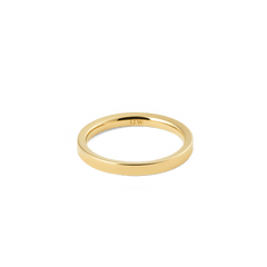 白背景に置かれたLine Ring Polished Gold 2.5mmを、正面からやや低めのアングルで撮影した1枚です。直線的なフラットバンドのポリッシュ仕上げが光を反射し、細身ながらも存在感のあるゴールドの輝きを際立たせています。