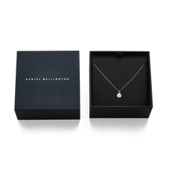 ダニエルウェリントンのギフトボックスに収められたPearl Necklace Rose Gold。ブラックのクッションケースに、ローズゴールドの細チェーンと一粒パールのペンダントが美しく配置され、贈り物にぴったりの上品な仕上がりです。
