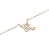 蠍座のシンボルをクリスタルで表現した**Crystal Zodiac Chain Necklace Gold**のペンダント部分を拡大した写真です。ゴールドの爪留めに一粒ずつセットされたクリスタルが光を反射し、繊細なゴールドチェーンとの美しい調和を見せています。