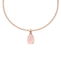 ローズゴールドのチェーンネックレスに通したRose Quartz Oval Rose Gold Charmの着用イメージです。柔らかな桜色のオーバルカットストーンがチェーンの中央で揺れ、上品な印象に仕上がっています。