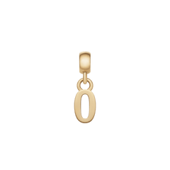 Daniel WellingtonのNumber Charm Gold「0」。楕円形のフォルムが特徴のゴールドカラー数字チャームです。ポリッシュ仕上げの表面は滑らかな光沢を放ち、上部のベイルとリングでシンプルに接続されています。