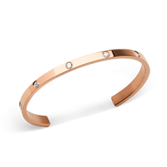 ローズゴールドのカフブレスレット「Classic Lumine Bracelet Rose Gold」を斜め上から撮影した写真です。ポリッシュ仕上げの美しい曲線と、表面にあしらわれたキュービックジルコニアの輝きが際立ちます。
