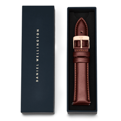 Daniel WellingtonのTapered St Mawesレザーストラップ（ブラウン）が、ブランド専用ボックスに収められた状態でお届けします。ブラウンのイタリアンレザーとローズゴールドのピンバックルが、ギフトにもぴったりの上品なパッケージです。