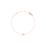 白い背景に撮影されたてんびん座モチーフのCrystal Zodiac Chain Bracelet Rose Goldの全体画像です。繊細なローズゴールドチェーンが優美な輪を描き、中央下部にはクリスタルであしらったてんびん座のシンボルが上品な存在感を放っています。
