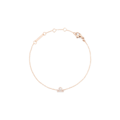白い背景に撮影されたてんびん座モチーフのCrystal Zodiac Chain Bracelet Rose Goldの全体画像です。繊細なローズゴールドチェーンが優美な輪を描き、中央下部にはクリスタルであしらったてんびん座のシンボルが上品な存在感を放っています。