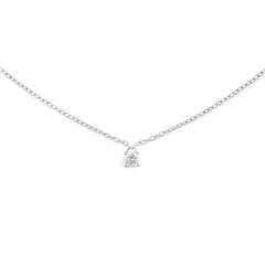 ダニエルウェリントン Mirelle Solitaire Necklace Silverの商品クローズアップ。細いシルバーチェーンの中央に、爪留めで一粒のホワイトキュービックジルコニアが輝くミニマルなデザインです。