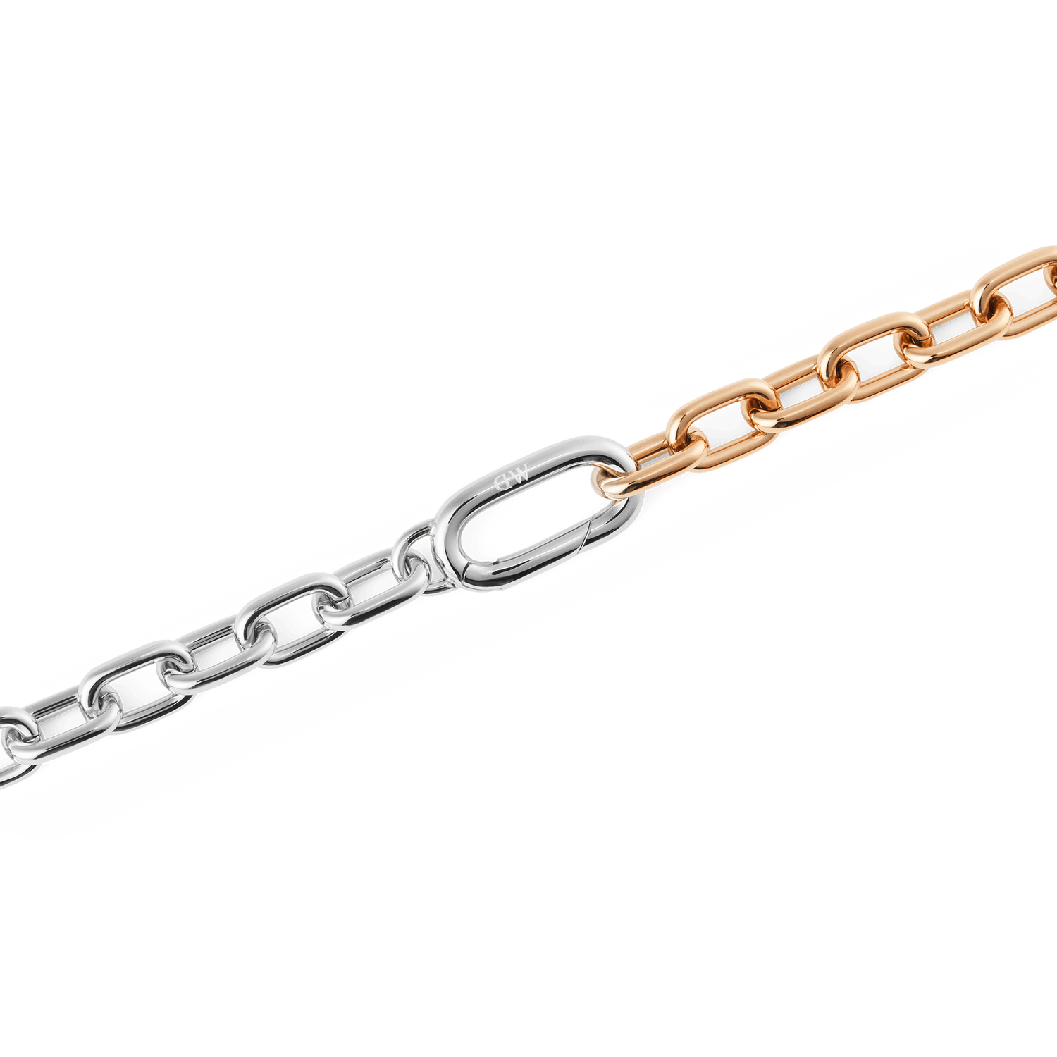 Contrast Link Necklaceのシルバーとローズゴールドの境界部分をクローズアップした画像です。ひとつひとつのリンクにはDaniel Wellingtonのロゴが刻印されており、ポリッシュ仕上げによる滑らかな質感が際立ちます。