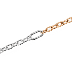 Contrast Link Necklaceのシルバーとローズゴールドの境界部分をクローズアップした画像です。ひとつひとつのリンクにはDaniel Wellingtonのロゴが刻印されており、ポリッシュ仕上げによる滑らかな質感が際立ちます。