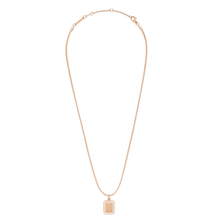 ダニエルウェリントンのRectangular Crystal Frame Pendant RGをチェーンとともに広げて置いた俯瞰画像です。ローズゴールドの細身チェーンから、クリスタルフレームがあしらわれた長方形のペンダントトップが下がっており、ネックレス全体のバランスや長さをご確認いただけます。