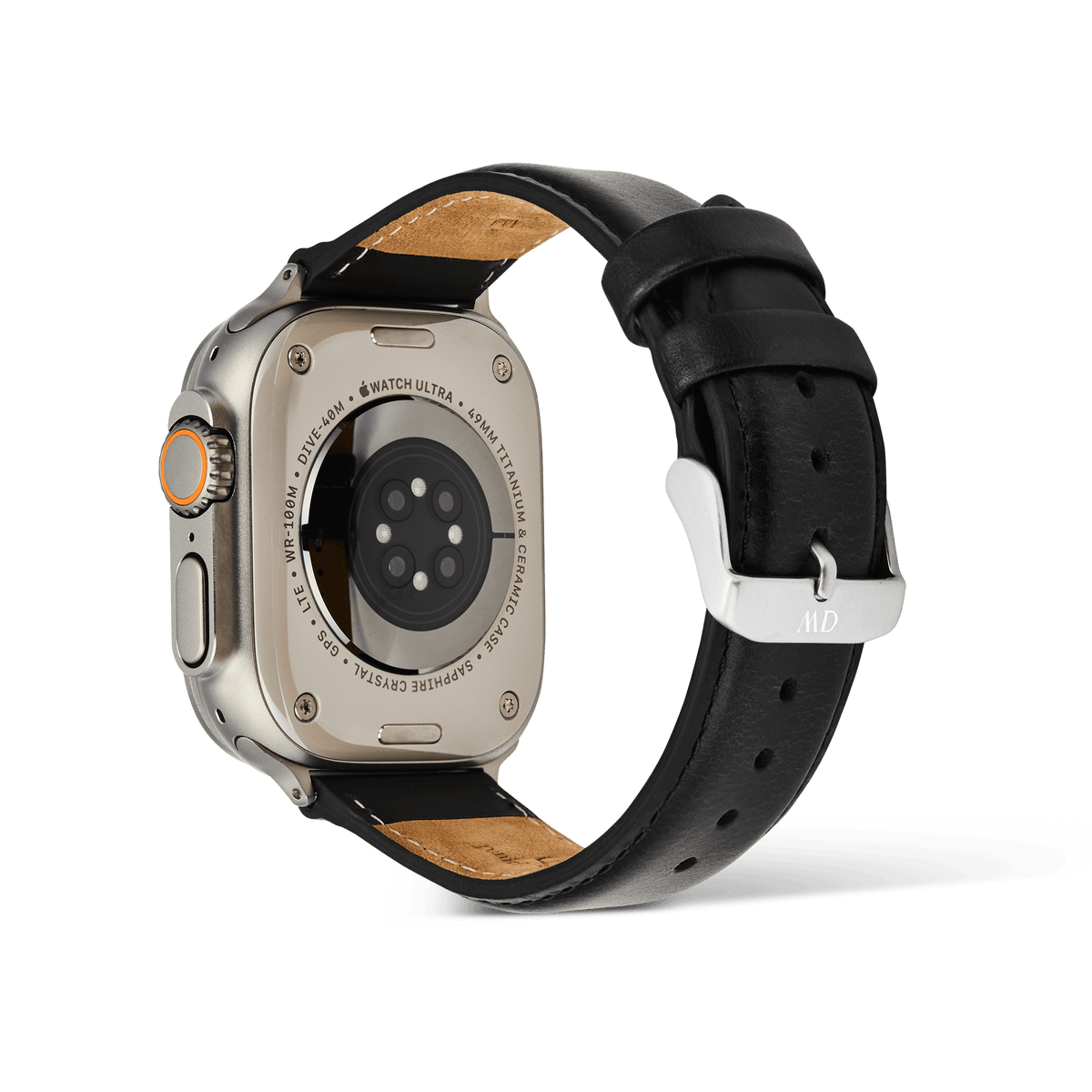 Apple Watch Ultraに装着したDaniel Wellington Smartwatch Leather Strap Sheffield Silverの裏面イメージです。ブラックレザーの裏地にはタン色の素材を使用し、シルバーピンバックルにはDaniel Wellingtonのロゴが刻印されています。