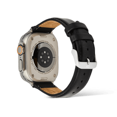 Apple Watch Ultraに装着したDaniel Wellington Smartwatch Leather Strap Sheffield Silverの裏面イメージです。ブラックレザーの裏地にはタン色の素材を使用し、シルバーピンバックルにはDaniel Wellingtonのロゴが刻印されています。